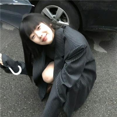 红鞋男子
